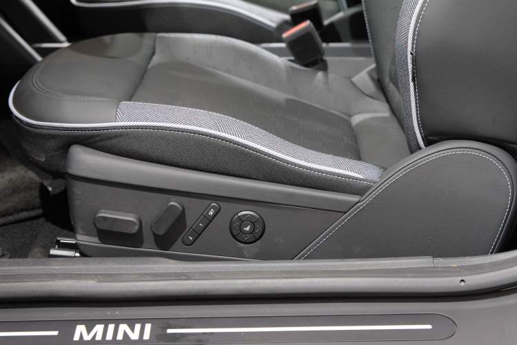 Used MINI Electric COOPER 2024 452km COOPER SE Artist Interior 6