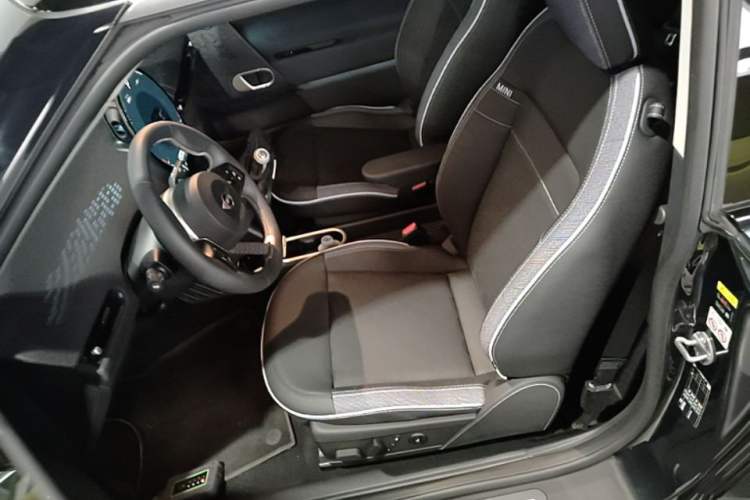 Used MINI Electric COOPER 2024 452km COOPER SE Artist Left Front Seat