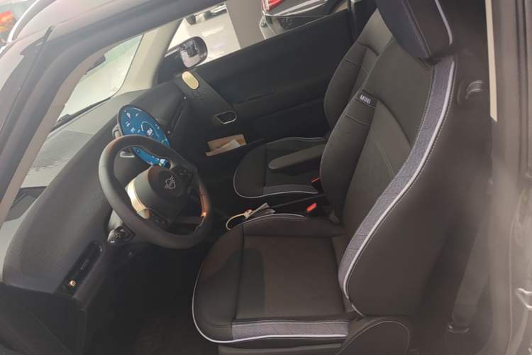 Used MINI Electric COOPER 2024 452km COOPER SE Artist Left Front Seat