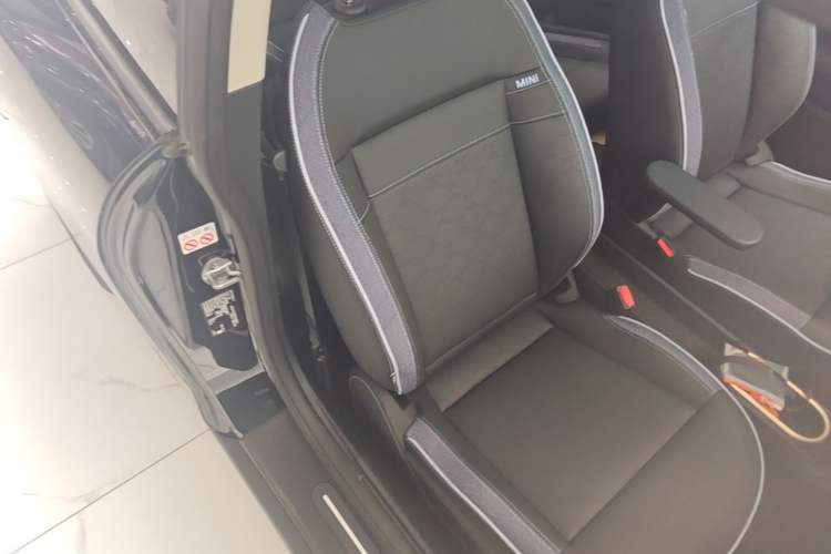 Used MINI Electric COOPER 2024 452km COOPER SE Artist Right Front Seat