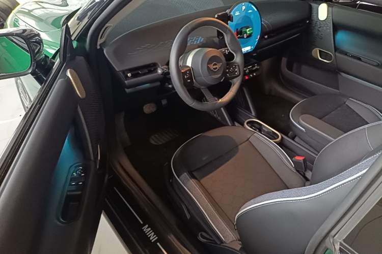 Used MINI Electric COOPER 2024 456km COOPER E Classic Edition Driver Seat