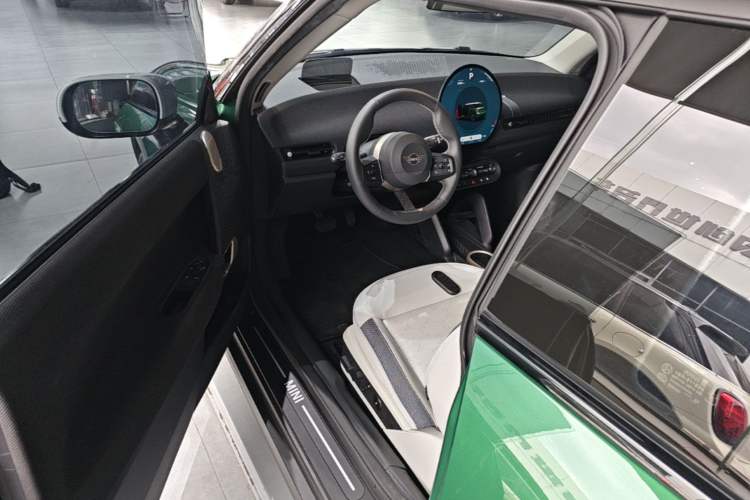 Used MINI Electric COOPER 2024 452km COOPER SE Artist Driver Seat