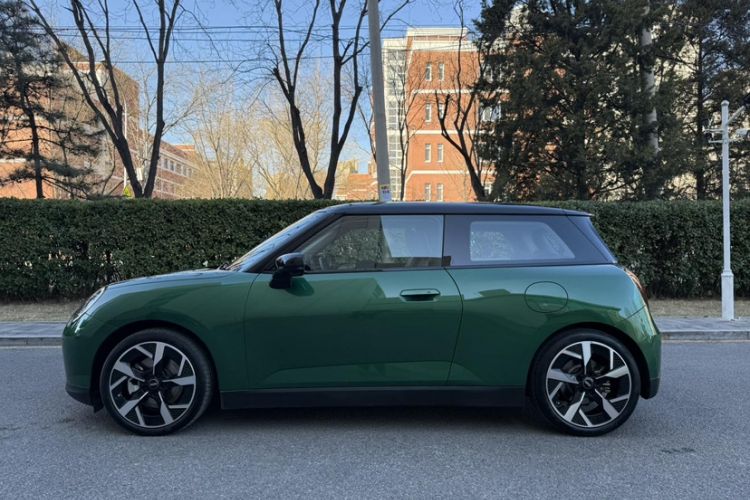 Used MINI Electric COOPER 2024 452km COOPER SE Artist Exterior 2
