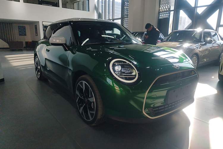 Used MINI Electric COOPER 2024 452km COOPER SE Artist Exterior 2