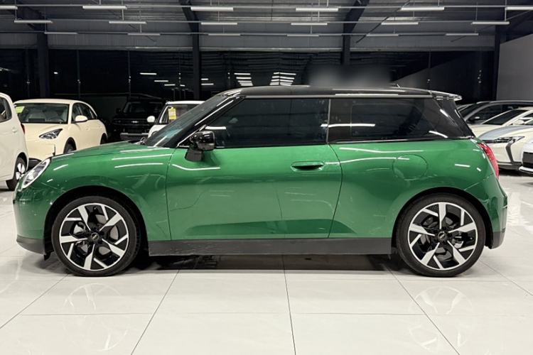 Used MINI Electric COOPER 2024 452km COOPER SE Artist Exterior 2