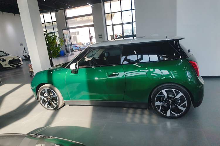 Used MINI Electric COOPER 2024 452km COOPER SE Artist Exterior 3
