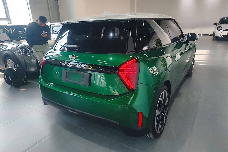 Used MINI Electric COOPER 2024 452km COOPER SE Artist Exterior 5