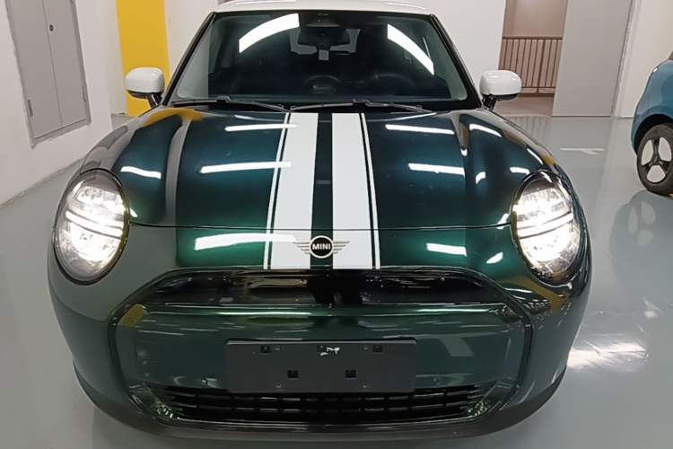 Used MINI Electric COOPER 2024 456km COOPER E Classic Edition Front