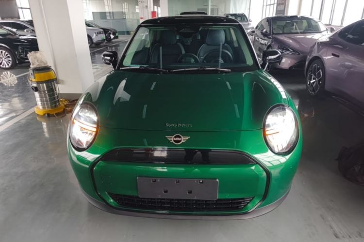 Used MINI Electric COOPER 2024 456km COOPER E Classic Edition Front
