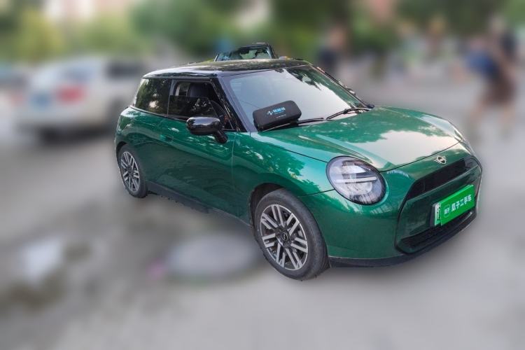 Used MINI Electric COOPER 2024 456km COOPER E Classic Edition Front Right 45 Deg