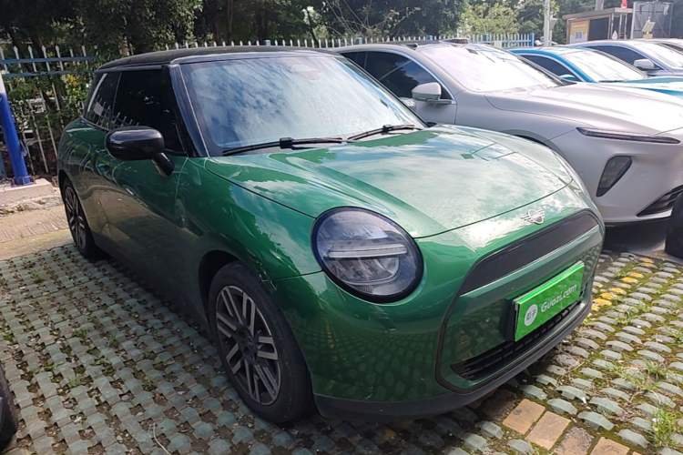 Used MINI Electric COOPER 2024 456km COOPER E Classic Edition Front Right 45 Deg