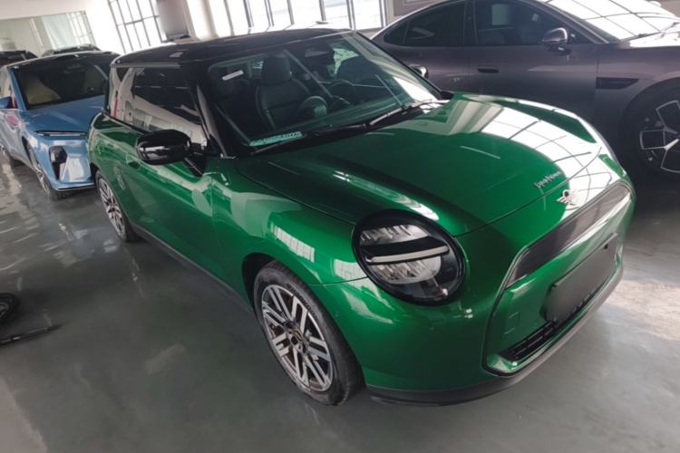Used MINI Electric COOPER 2024 456km COOPER E Classic Edition Front Right 45 Deg