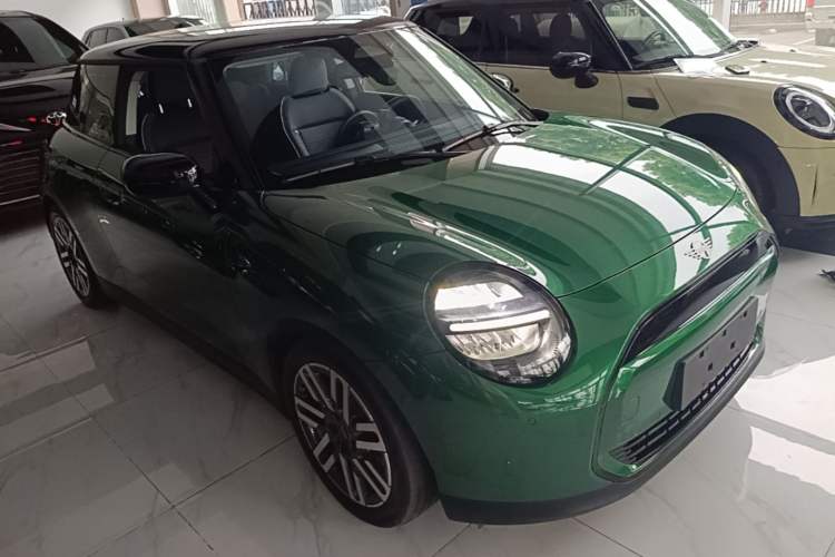 Used MINI Electric COOPER 2024 456km COOPER E Classic Edition Front Right 45 Deg