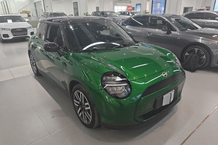 Used MINI Electric COOPER 2024 456km COOPER E Classic Edition Front Right 45 Deg