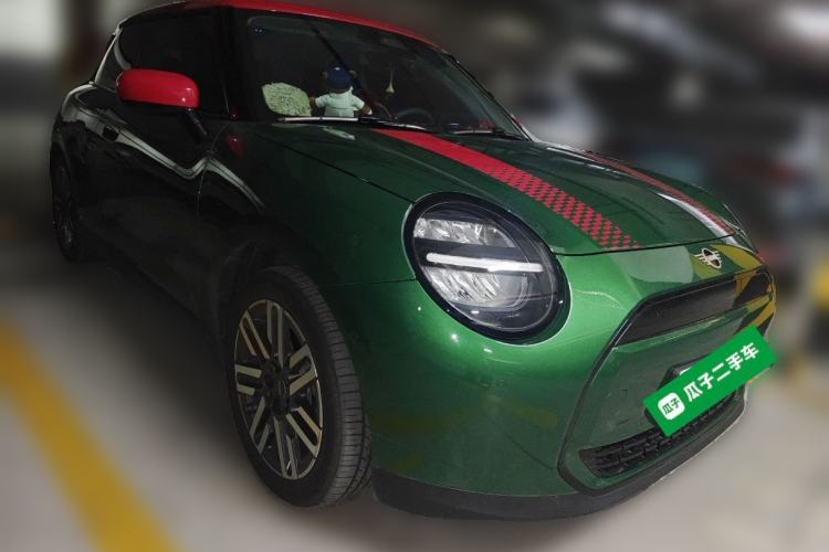 Used MINI Electric COOPER 2024 456km COOPER E Classic Edition Front Right 45 Deg