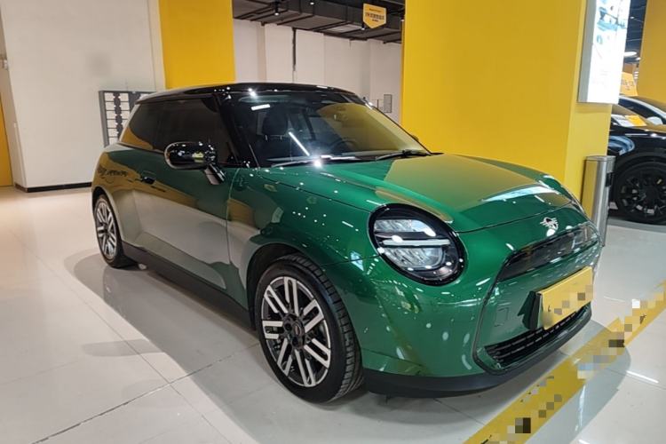 Used MINI Electric COOPER 2024 456km COOPER E Classic Edition Front Right 45 Deg