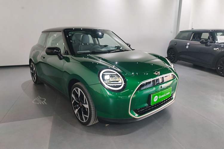 Used MINI Electric COOPER 2024 452km COOPER SE Artist Front Right 45 Deg