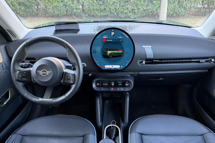 Used MINI Electric COOPER 2024 452km COOPER SE Artist Interior 1