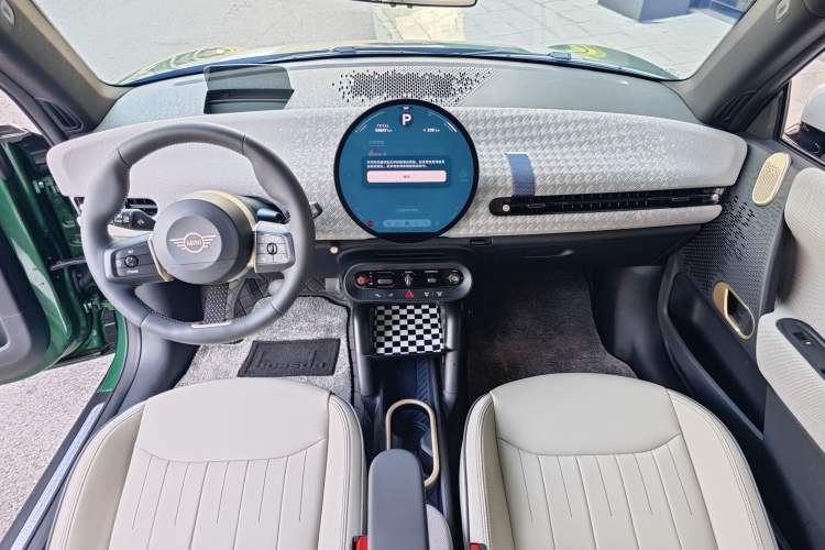 Used MINI Electric COOPER 2024 452km COOPER SE 1/65 Limited Edition Interior 1