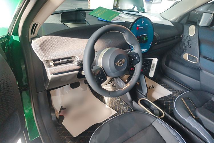 Used MINI Electric COOPER 2024 452km COOPER SE Artist Interior 2