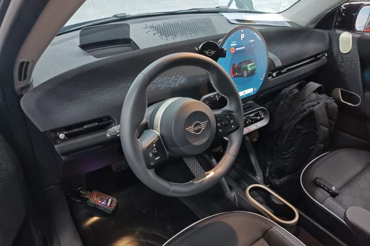 Used MINI Electric COOPER 2024 452km COOPER SE Artist Interior 2