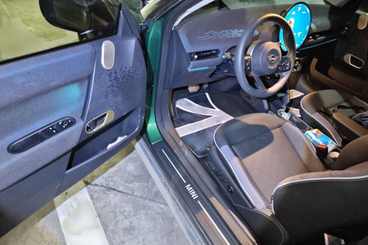 Used MINI Electric COOPER 2024 452km COOPER SE Artist Interior 3