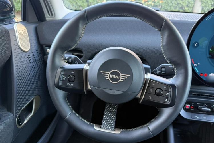 Used MINI Electric COOPER 2024 452km COOPER SE Artist Interior 3