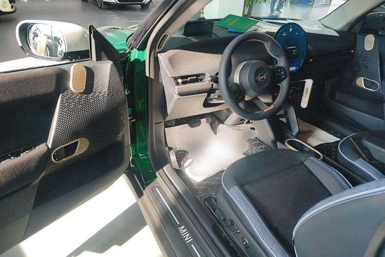 Used MINI Electric COOPER 2024 452km COOPER SE Artist Interior 3