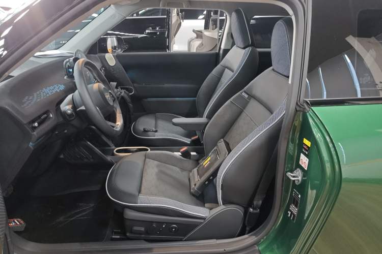 Used MINI Electric COOPER 2024 452km COOPER SE Artist Interior 3