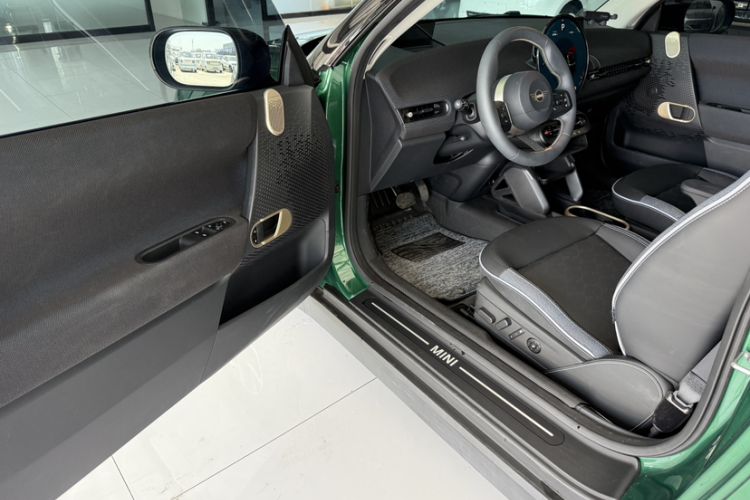 Used MINI Electric COOPER 2024 452km COOPER SE Artist Interior 4