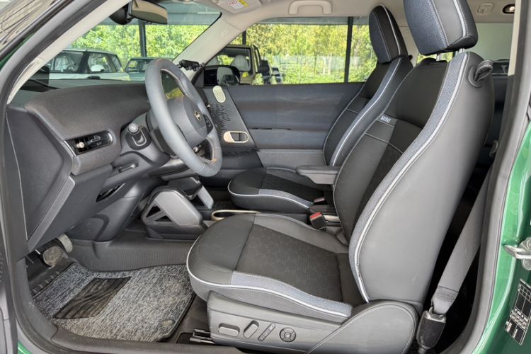 Used MINI Electric COOPER 2024 452km COOPER SE Artist Interior 7