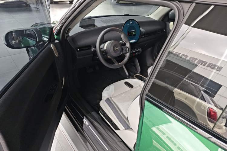 Used MINI Electric COOPER 2024 452km COOPER SE Artist Left Front Seat