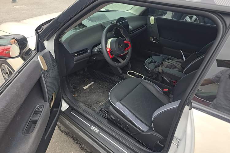 Used MINI Electric COOPER 2024 452km COOPER SE Artist Driver Seat