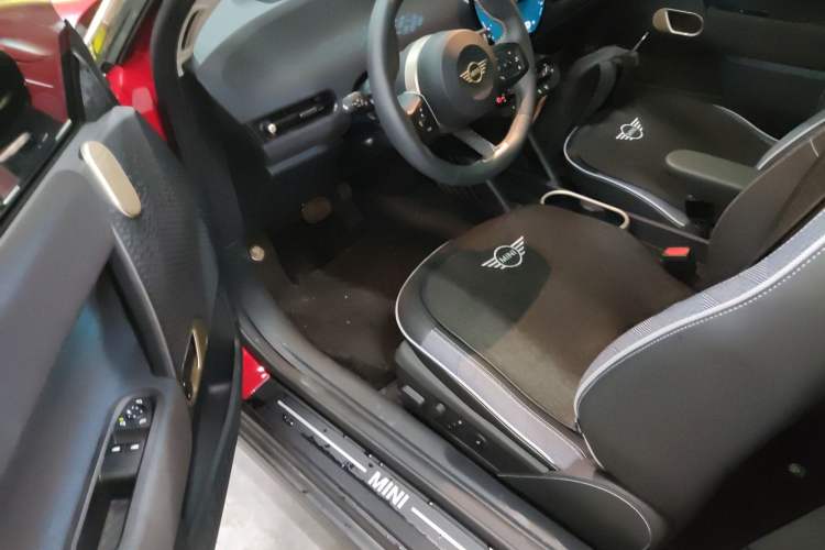 Used MINI Electric COOPER 2024 452km COOPER SE Artist Driver Seat