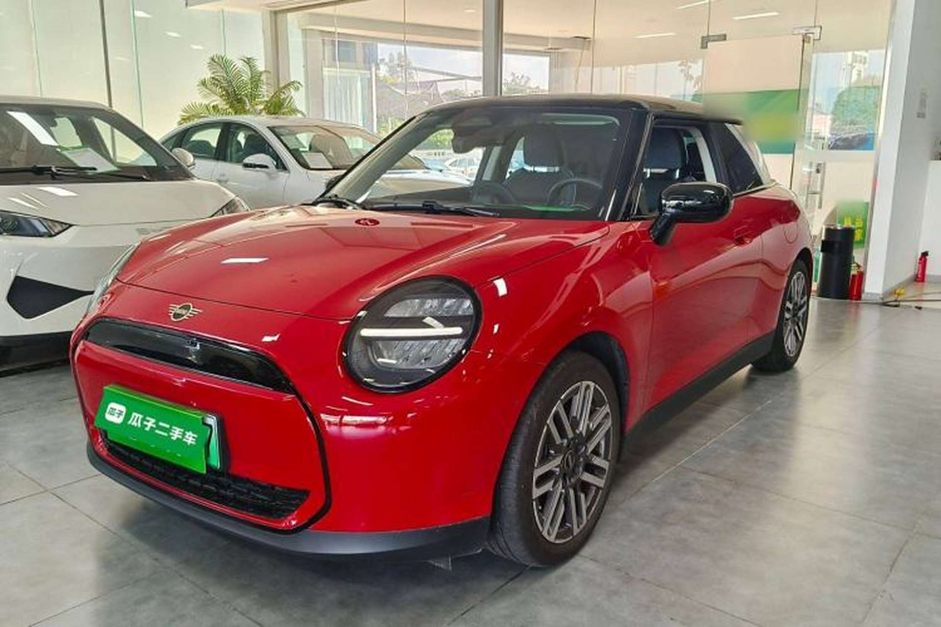 Used MINI Electric COOPER 2024 456km COOPER E Classic Edition Front Left 45 Deg