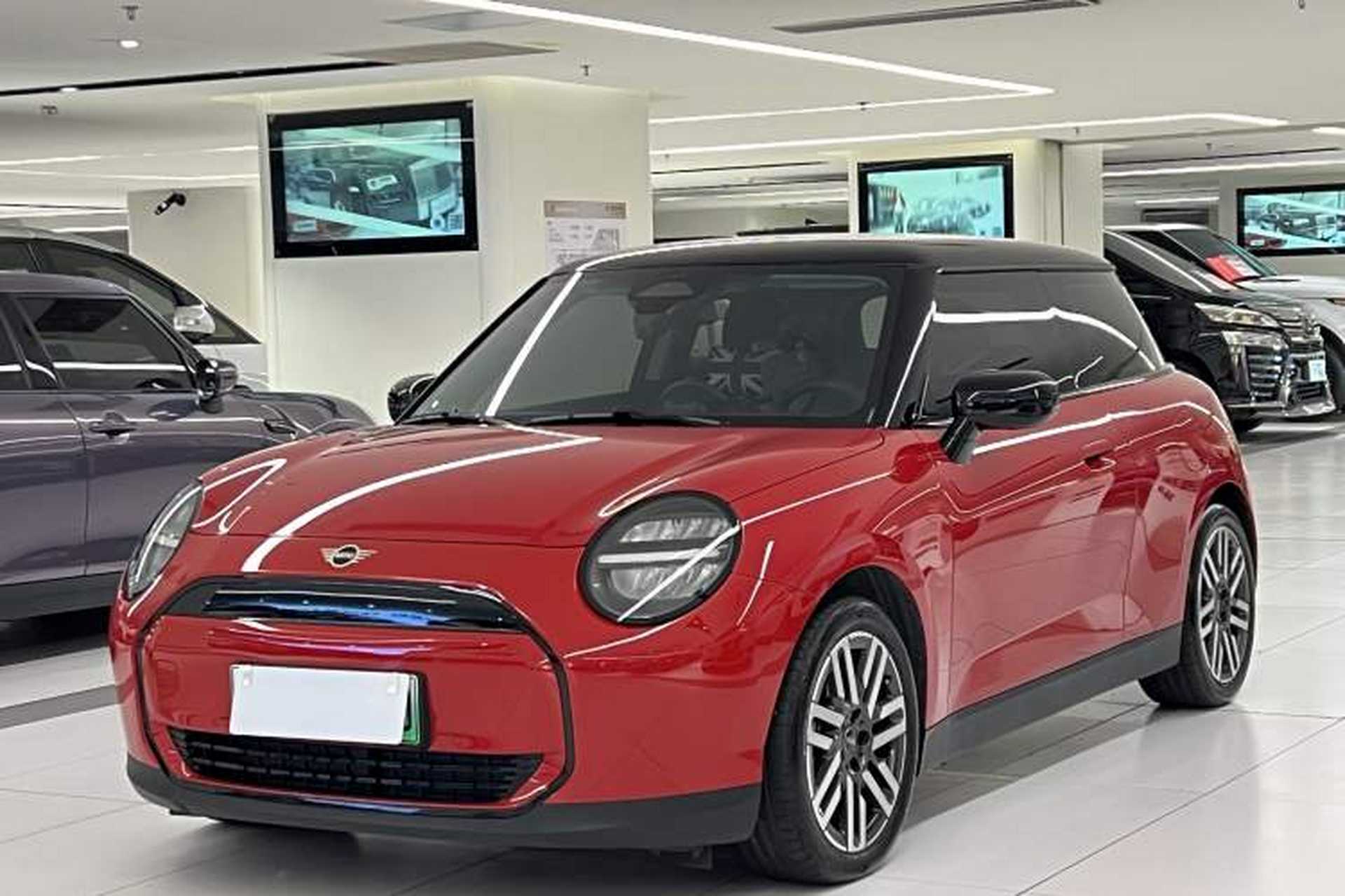 Used MINI Electric COOPER 2024 456km COOPER E Classic Edition Front Left 45 Deg