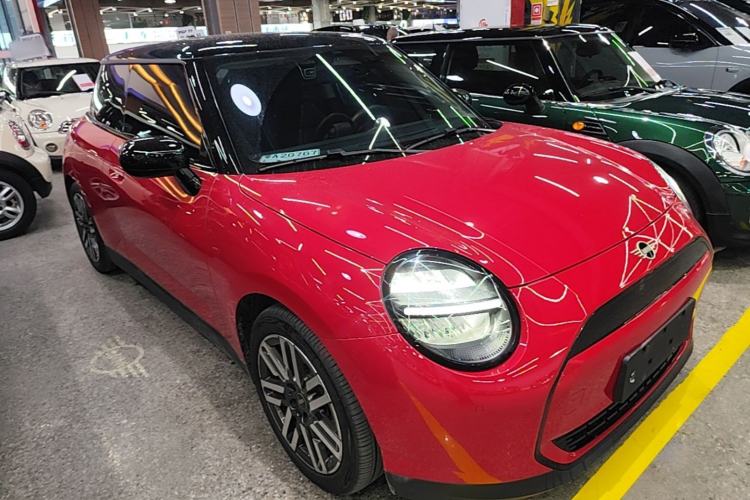 Used MINI Electric COOPER 2024 456km COOPER E Classic Edition Front Right 45 Deg