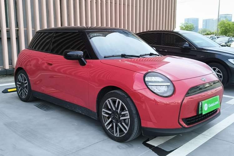 Used MINI Electric COOPER 2024 456km COOPER E Classic Edition Front Right 45 Deg