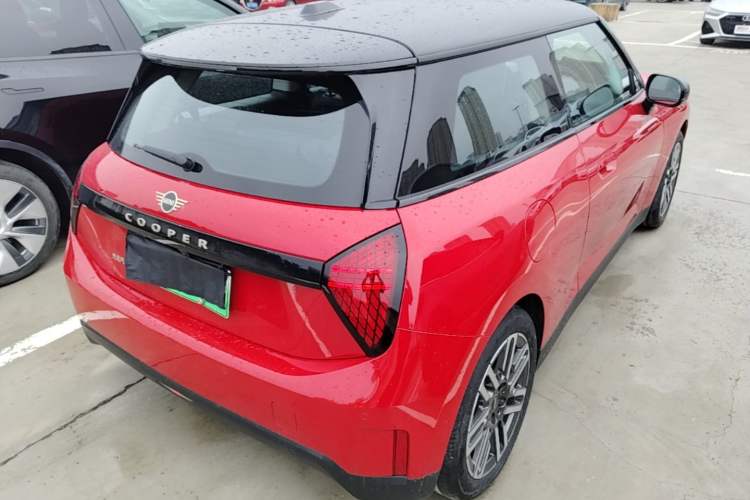 Used MINI Electric COOPER 2024 456km COOPER E Classic Edition Rear Right 45 Deg