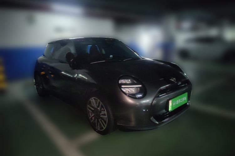 Used MINI Electric COOPER 2024 456km COOPER E Classic Edition Front Right 45 Deg