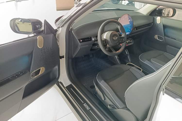 Used MINI Electric COOPER 2024 456km COOPER E Classic Edition Driver Seat