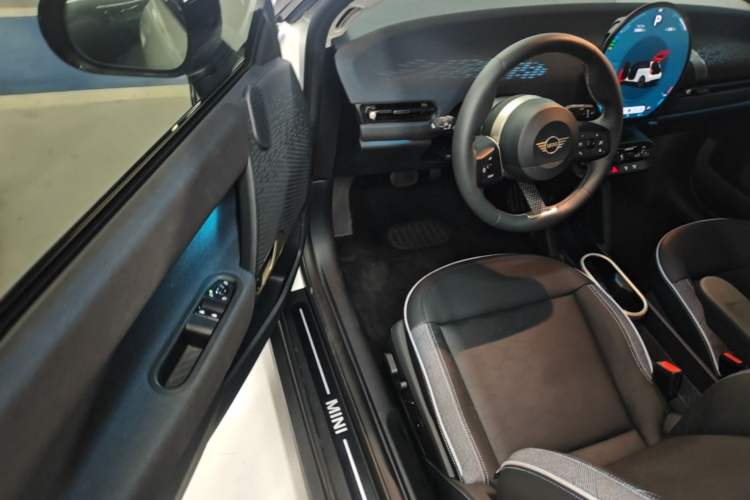 Used MINI Electric COOPER 2024 452km COOPER SE Artist Driver Seat