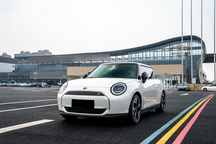 Used MINI Electric COOPER 2024 452km COOPER SE Artist Exterior 1