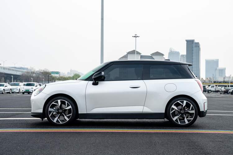 Used MINI Electric COOPER 2024 452km COOPER SE Artist Exterior 5