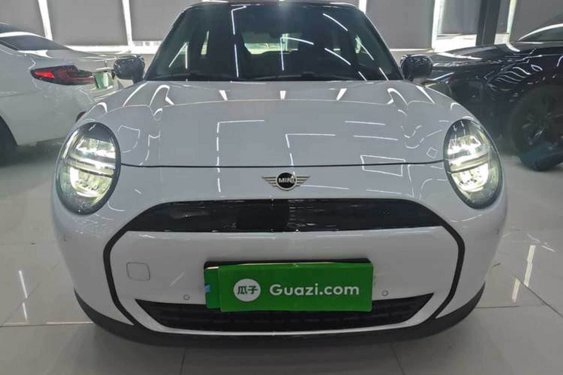 Used MINI Electric COOPER 2024 456km COOPER E Classic Edition Front