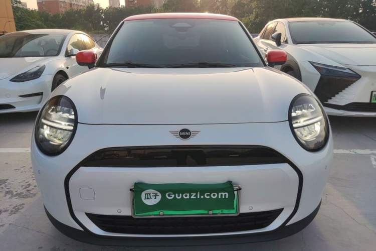 Used MINI Electric COOPER 2024 456km COOPER E Classic Edition Front