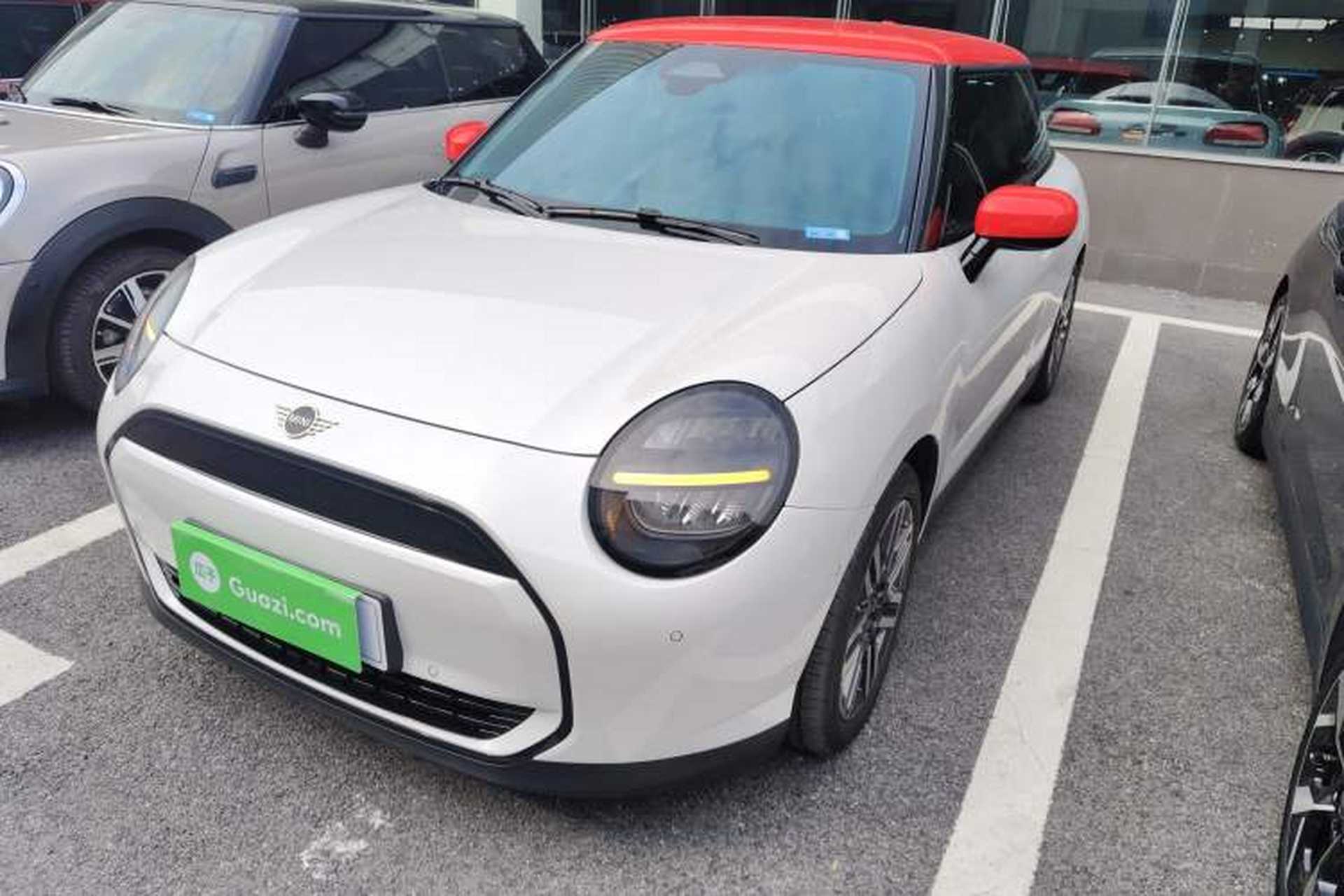 Used MINI Electric COOPER 2024 456km COOPER E Classic Edition Front Left 45 Deg
