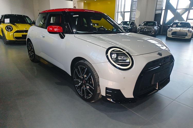 Used MINI Electric COOPER 2024 452km COOPER SE Racing Driver Front Right 45 Deg