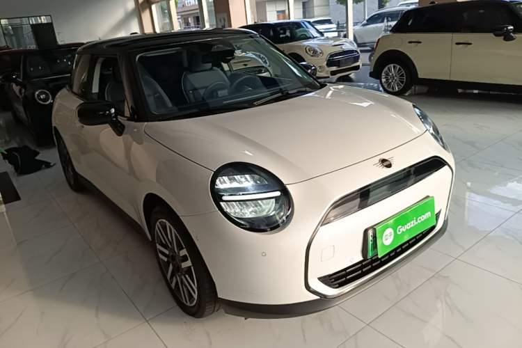 Used MINI Electric COOPER 2024 456km COOPER E Classic Edition Front Right 45 Deg