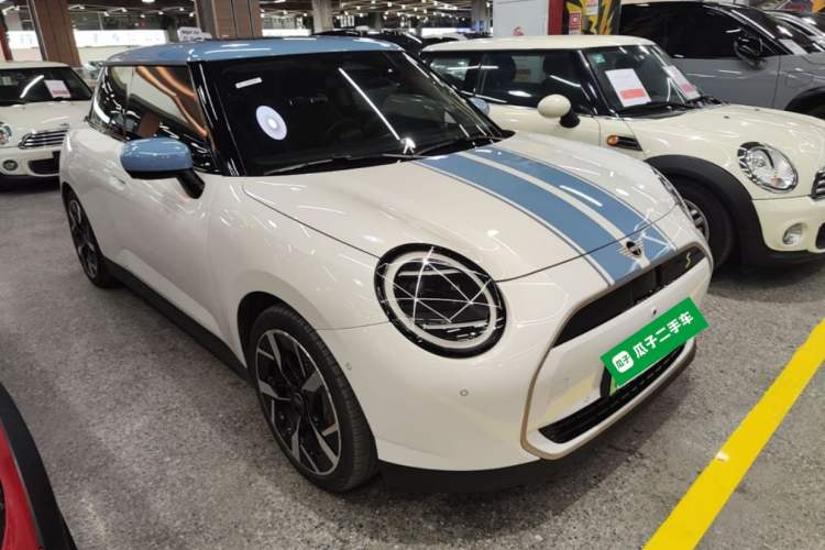 Used MINI Electric COOPER 2024 452km COOPER SE Artist Front Right 45 Deg
